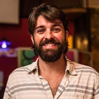 Gustavo J. C. Maia é criador e diretor do Cannabis Monitor Brasil e do podcast Maconhômetro. Ele também é historiador e realiza pesquisas para o Núcleo de Pesquisa em Psicoativos e Cultura (Psicocult), da Universidade Federal Fluminense (UFF), e ao Observatório da Cannabis, da Universidade Federal de Juiz de Fora (UFJF).